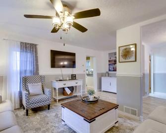 Pet-Friendly Cottage In Dwtn Brainerd - Brainerd - Living room