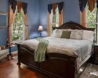 White Oak Manor Bed & Breakfast - Jefferson - Bedroom