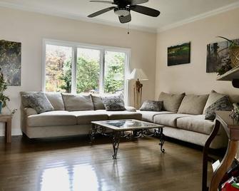 Beautiful Lake Home in Private Paradise - Lake Norman of Catawba - Living room