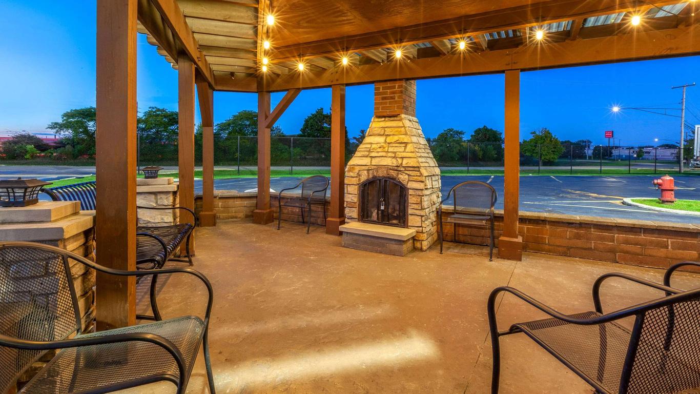 سوبر 8 باي ويندام روسيفيل/ديترويت أريا