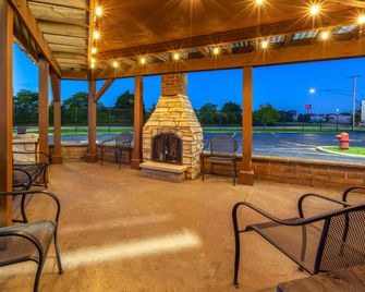 Super 8 by Wyndham Roseville/Detroit Area - Roseville - Binnenhof