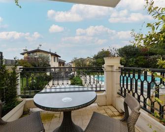 Garda Amore: Deluxe Two-Bedroom Residence with Lake View in Sirmione Old Town - Sirmione - Varanda