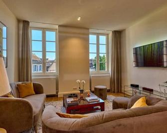 Appartement Montagnon - Les Suites Du Palais - Classé 4 Étoiles, Parking Privé, Vue Cathédrale, 3 Chambres, Primo C0nciergerie - 訥韋爾 - 客廳