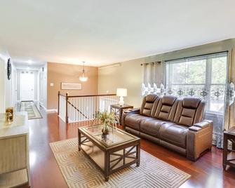 Waterville Home Rental with Private Yard and Deck! - Waterville - Вітальня