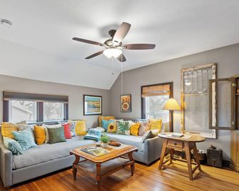 Lost Oak on Center |Upper Level Apartment in Historic Home |Downtown Lake Geneva |On-Site Parking - Lake Geneva - Obývací pokoj