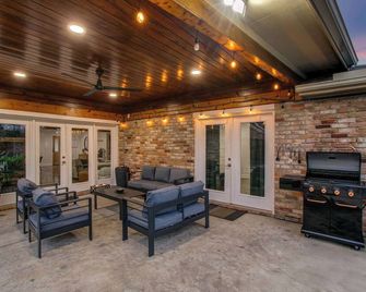 Rustic Modern Escape | 4-Bd/2-Ba With Pool & Patio - Missouri City - Living room