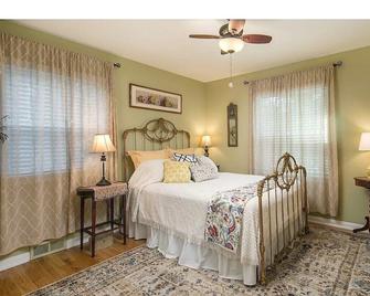 Charming Antique-Filled 1940s Cottage On Quiet Tree-Lined Street - Loveland - Schlafzimmer