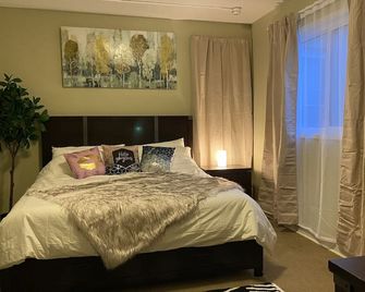 2 Br/ 3 beds with free parking, wifi and much more - Winnipeg - Schlafzimmer
