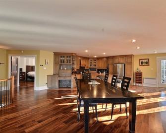 15 min from the Mont Tremblant Ski Hills, Perfect for Families and Friends ! - La Conception - Dining room