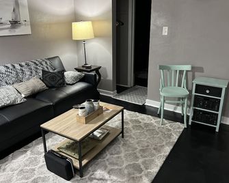 Classy Apt Mins from Airport and Peoria Hospitals Bartonville, IL - Bartonville - Living room