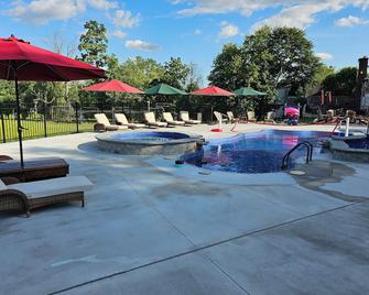Sleeps 27/Pickleball Court/Game Room/Hot Tub/Pool/Batting Cage/Beach - Coxsackie - Piscina