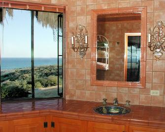 Off-the-grid living in a beautiful secluded setting. - La Fortuna - Bathroom