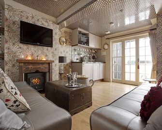 Looking Glass Cottage Magical 'Alice in Wonderland' Cottage - Brighton - Living room