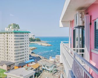 Guest Living Mu Nanki Shirahama - Hostel - Shirahama - Balkon