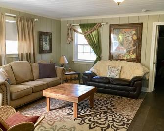 Walk to lake!! or short drive to Ski Resorts! - Crystal Bay - Living room