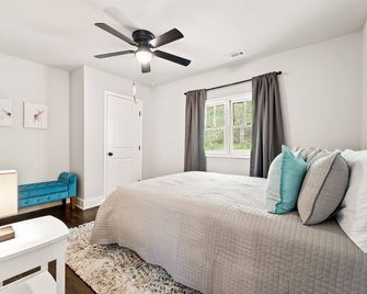 Scaly Mtn/Highlands Modern Nc Farmhouse-6.5 Ac 2 Creeks - Scaly Mountain - Bedroom