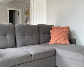 Full Comfy&Private Suite with a Yard for Your Getaway in Bear Mountain, Victoria - Victoria - Sala de estar