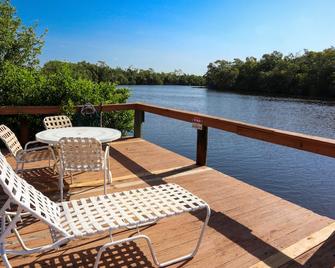 River Wilderness Waterfront Cabins - Everglades City - Balcony