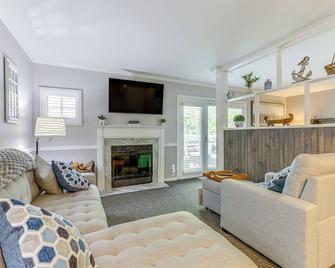 Norwich Vacation Rental with Golf Course Views! - Norwich - Living room