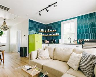 Boho Bliss |2 Bd/1Bth Top Floor Unit | King Beds | 5 Min. Walk to Winthrop - Rock Hill - Living room