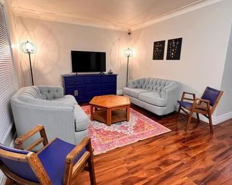 Affordable Downtown Private Rooms - Windsor - Living room
