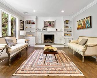 Summer Retreat w/ Dock on Inlet in Wine Country - Mattituck - סלון