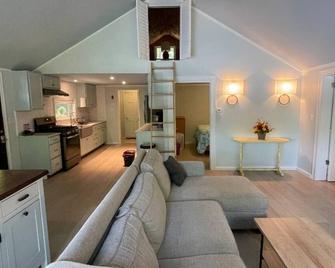 Berta's Lake Front Cottage on Winona Lake! - Ashland - Living room