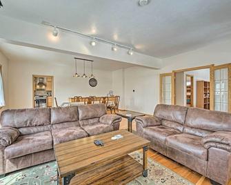 Laramie Home with Backyard Less Than 1 Mi to Univ of Wyoming - Laramie - Living room