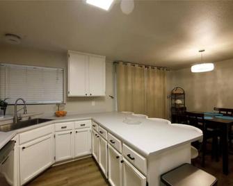 Retreat 5 bed, 4 room 3.8 mi. from Redding Airport - Anderson