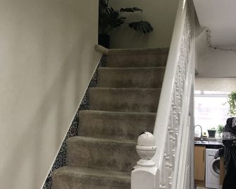 Close to Birmingham airport, NEC, Train Station, City Centre Restaurants Shops - Solihull - Escaleras