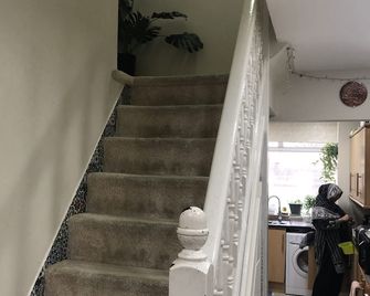 Close to Birmingham airport, NEC, Train Station, City Centre Restaurants Shops - Solihull - Escalier