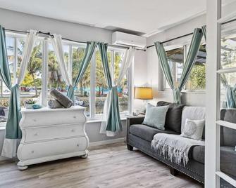 Riverwalk Villa I Private Dock & Water Views - Fort Lauderdale - Living room