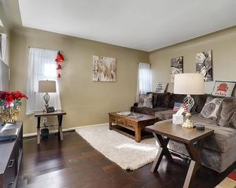 Super Cute & Neat Home of Yours in Ferndale - Ferndale - Living room