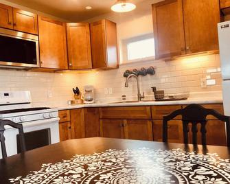 The Lander Roost: Your Basecamp to Adventure - Lander - Dapur