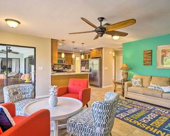 Pet-Friendly Fort Myers Home with Patio and Grill! - North Fort Myers - Living room