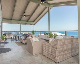 Aloha Awaits at the Southern Belle of Miloli'i - Ocean View - Balcón