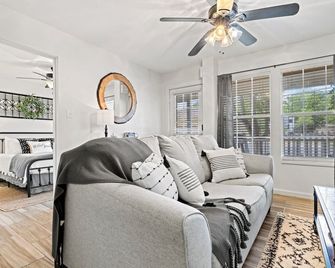 Columbus Cottage, .5 Miles to Main, Private Hot Tub! - Fredericksburg - Living room