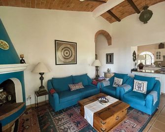 Tranquil summer escape, world-best climate overlooking Lake Chapala - San Juan Cosalá - Sala de estar