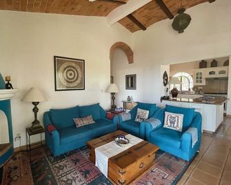 Tranquil summer escape, world-best climate, overlooking Lake Chapala - San Juan Cosalá - Sala de estar