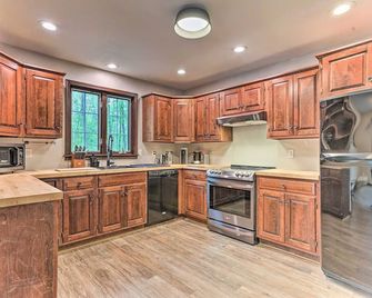 Hot Tub Secluded Fire Pit Hammock - Stroudsburg - Kitchen