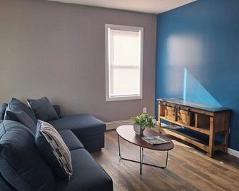 The Duo-Loft at Mt. Pleasant 2BR, Laundry, Parking - Providence - Living room