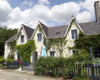 7 Gîtes in 100 acres with heated pool. Near Pont Aven, Concarneau, beaches 15km - Melgven - Edificio