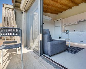 Aegean Apartments - Marina & Chios Island View - Чешме - Вітальня