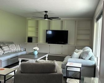 Golf Course Getaway! - Lewiston - Living room