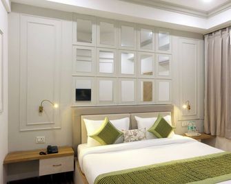 Hotel Emerald Suites & Banquet By Aura - Noida - Schlafzimmer