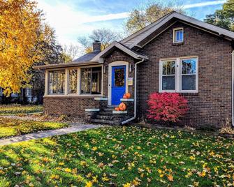 Modern 1920s Bungalow 5 mins from Lambeau Field! - Green Bay - Gebouw