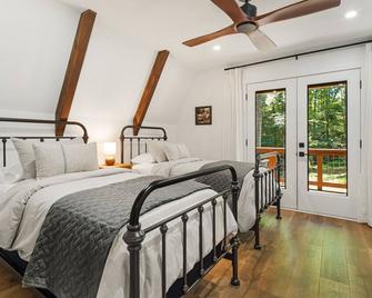 Unique A-frame:hot tub,firepit,jukebox,EV charger,mins to Blowing Rock - Lenoir - Bedroom