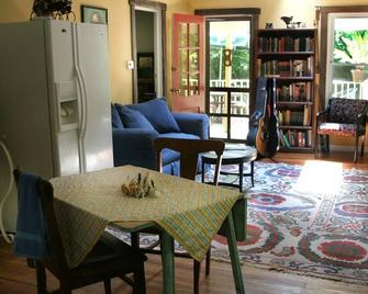 Secluded Wooded Setting 5 Minutes From Town - Athens - Dining room