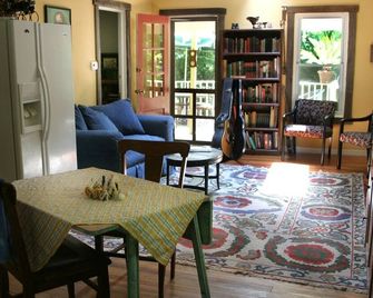 Secluded Wooded Setting 5 Minutes From Town - Athens - Essbereich
