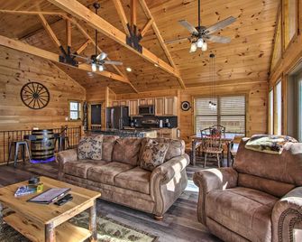 Smoky Mtn Log Cabin w/ Hot Tub & Panoramic Views! - Sevierville - Living room